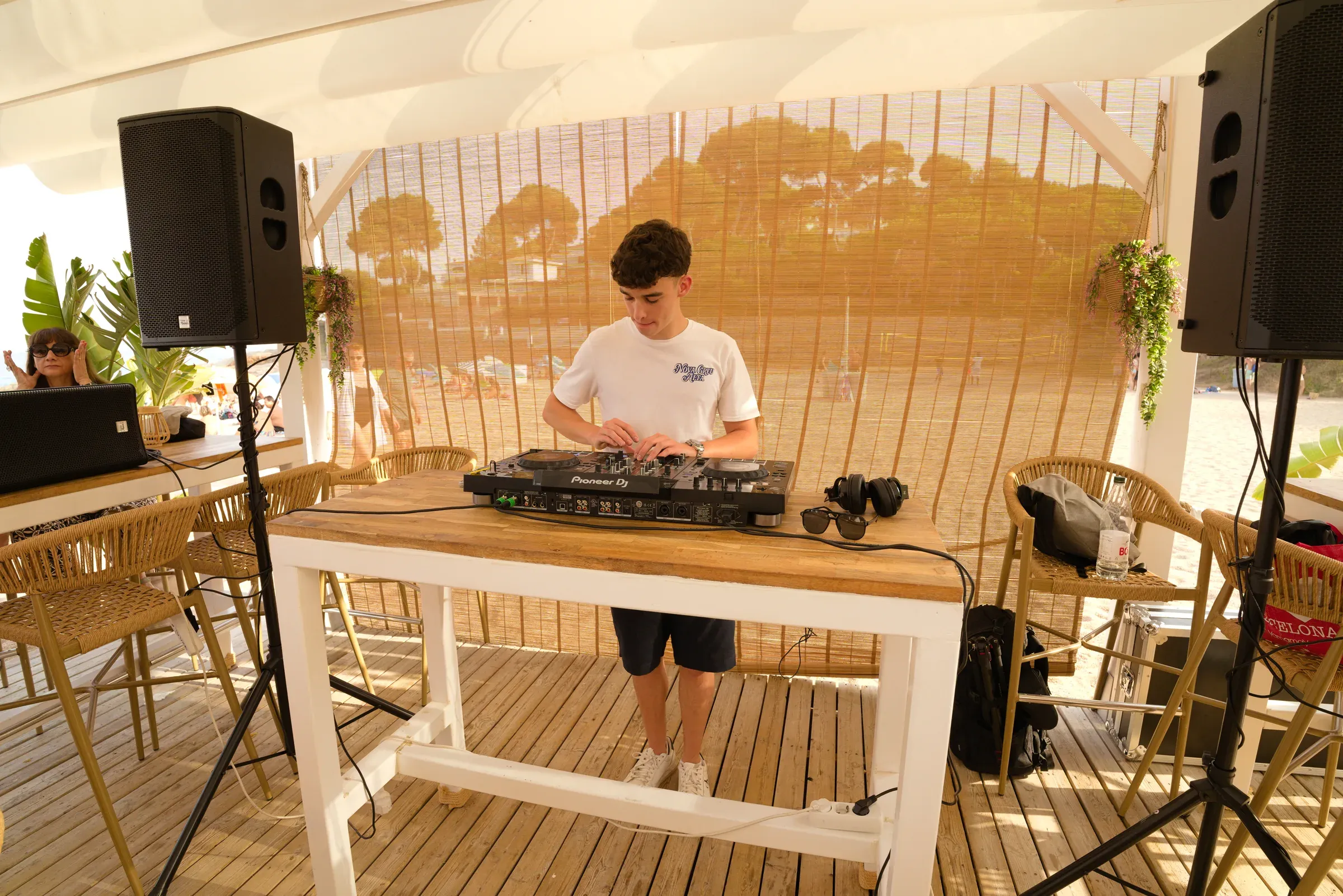 DJRUIZZ pinchando con su equipo profesional en un evento de día